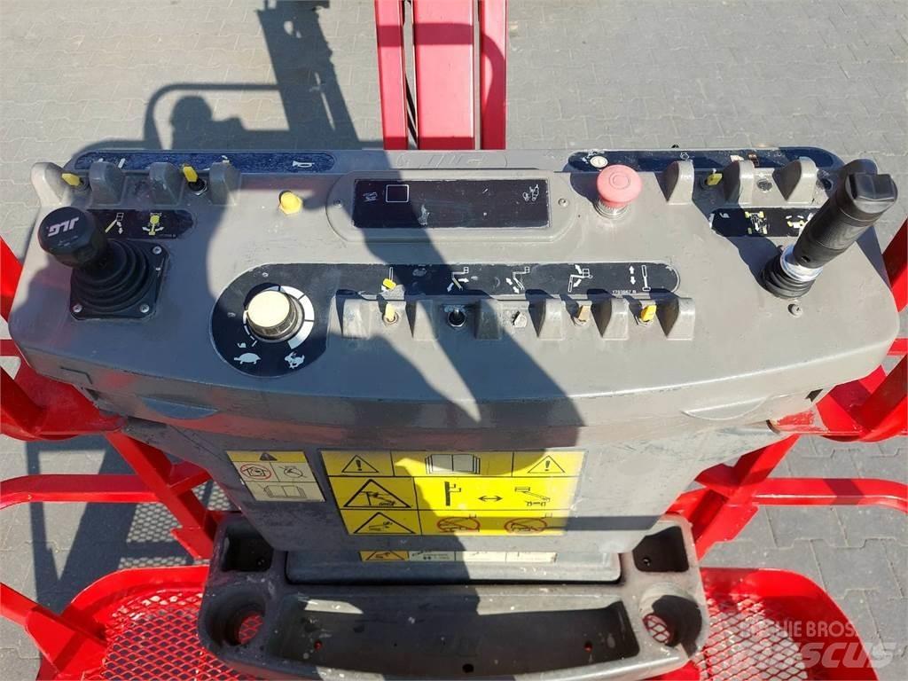 JLG M450AJ Karos emelők