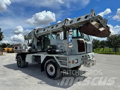 Gradall XL3100 Gumikerekes kotrók