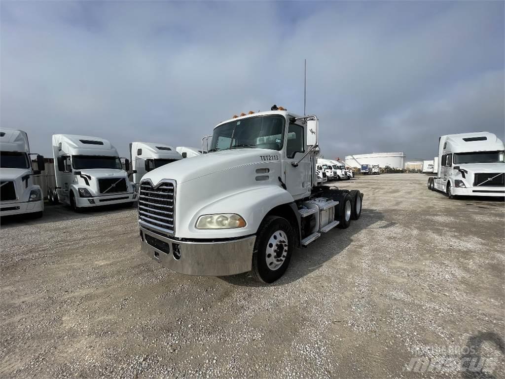 Mack CXU613 Nyergesvontatók