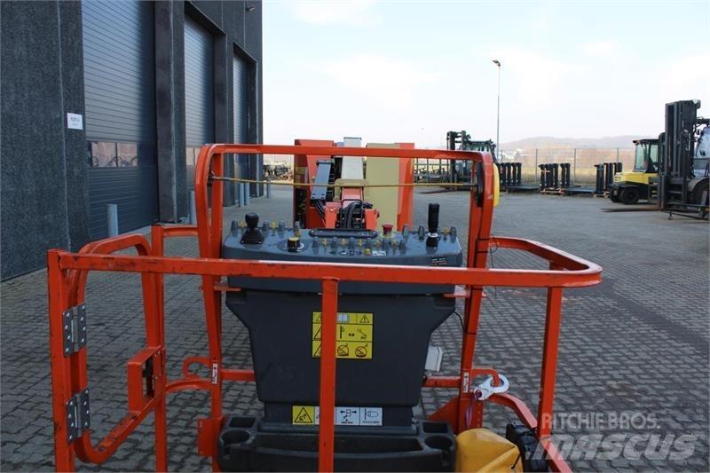 JLG E300AJP Karos emelők
