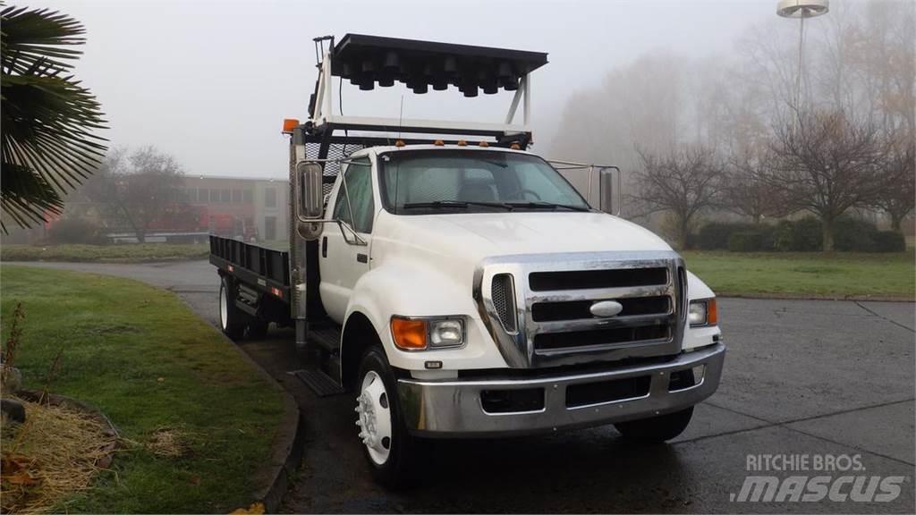 Ford F-750 Platós / Ponyvás teherautók