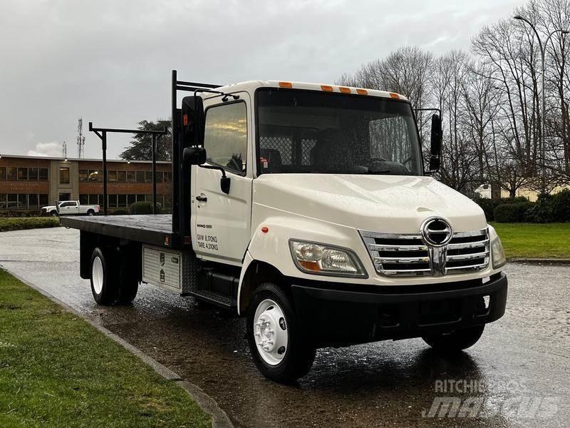 Hino 155 Platós / Ponyvás teherautók