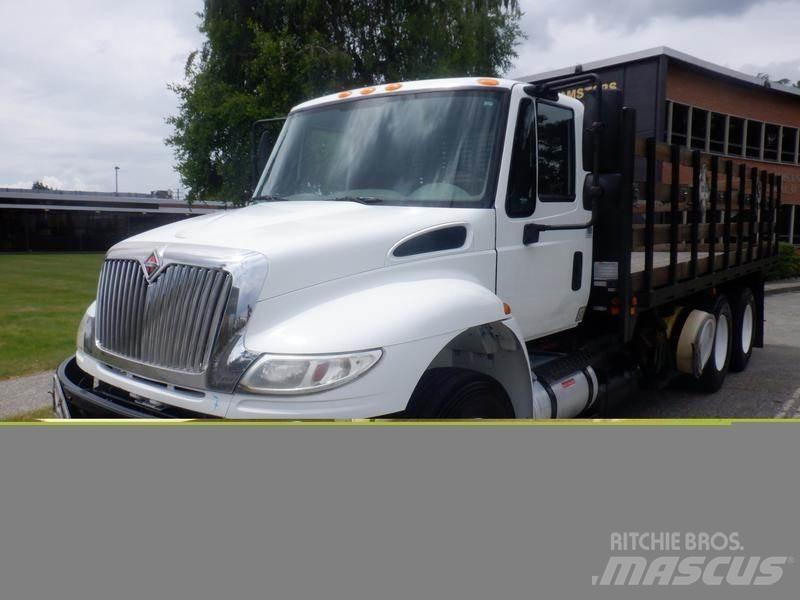 International 4400 Platós / Ponyvás teherautók