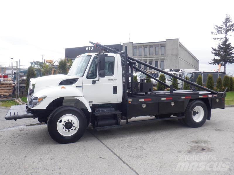 International 7300 Platós / Ponyvás teherautók