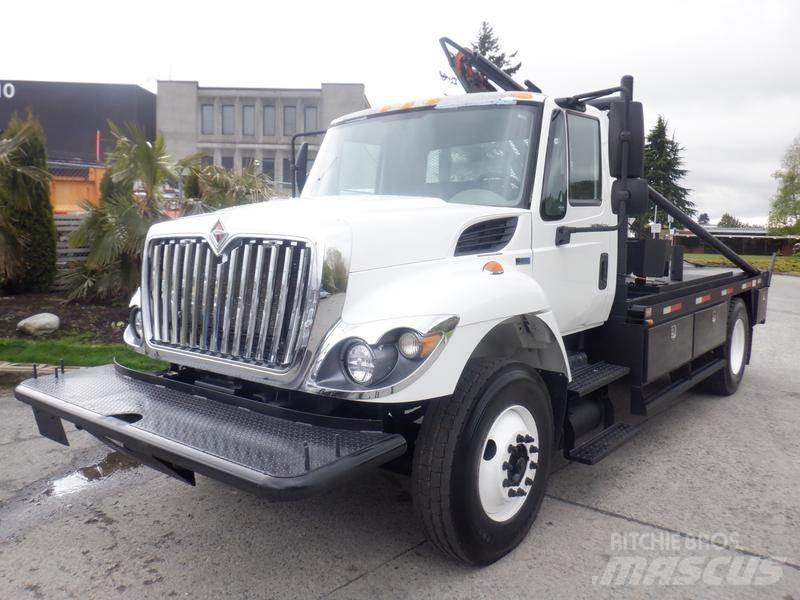 International 7300 Platós / Ponyvás teherautók