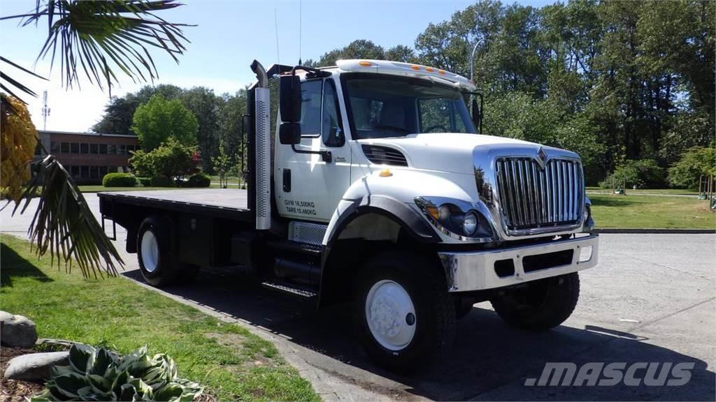 International 7400 Platós / Ponyvás teherautók