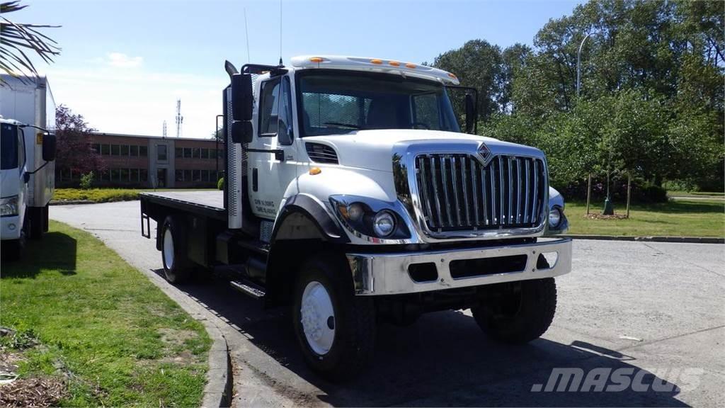 International 7400 Platós / Ponyvás teherautók