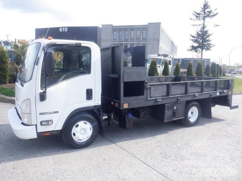 Isuzu NPR Platós / Ponyvás teherautók