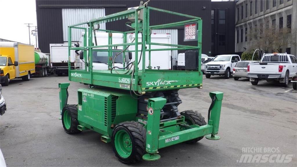 SkyJack SJ6826RT Ollós emelők