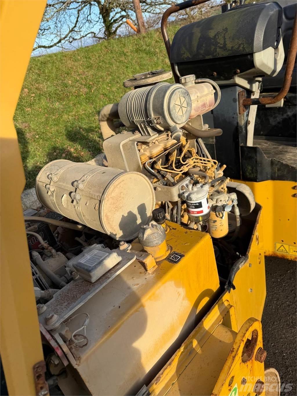 CAT CB24B Ikerdobos hengerek