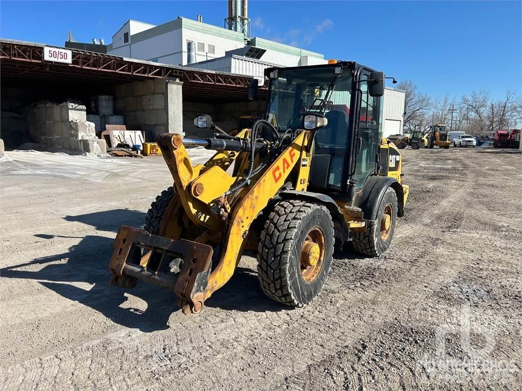 CAT 906M Gumikerekes homlokrakodók
