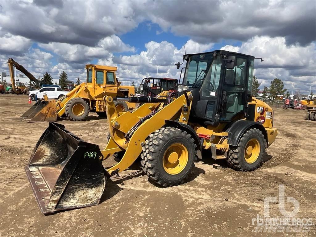 CAT 908M Gumikerekes homlokrakodók