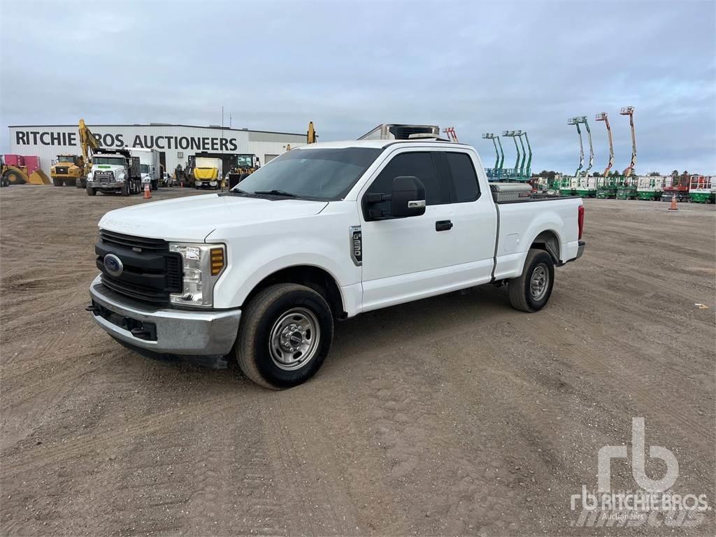 Ford F-250 Kis teherszállító/Platós kocsi