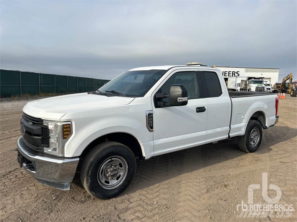 Ford F-250 Kis teherszállító/Platós kocsi