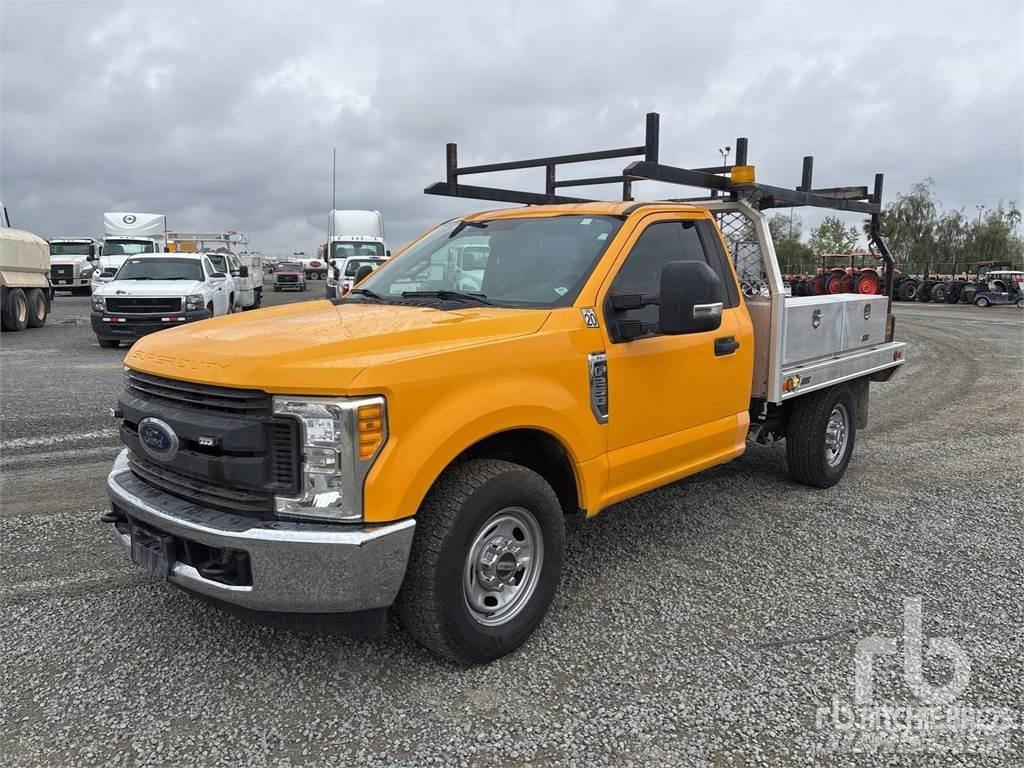 Ford F-250 Platós / Ponyvás teherautók