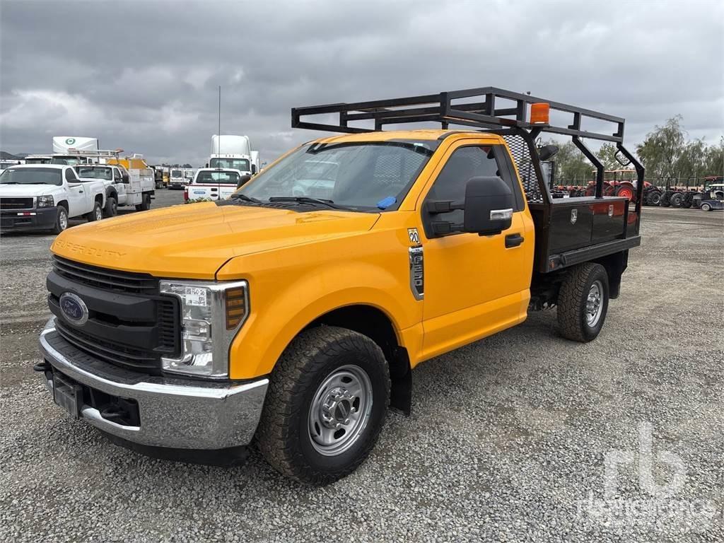 Ford F-250 Platós / Ponyvás teherautók