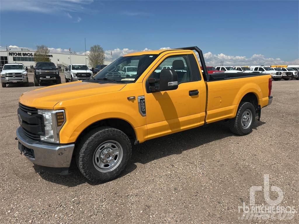 Ford F-250 Kis teherszállító/Platós kocsi