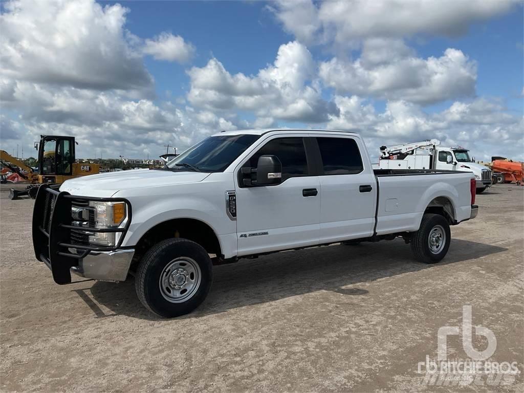 Ford F-250 Kis teherszállító/Platós kocsi