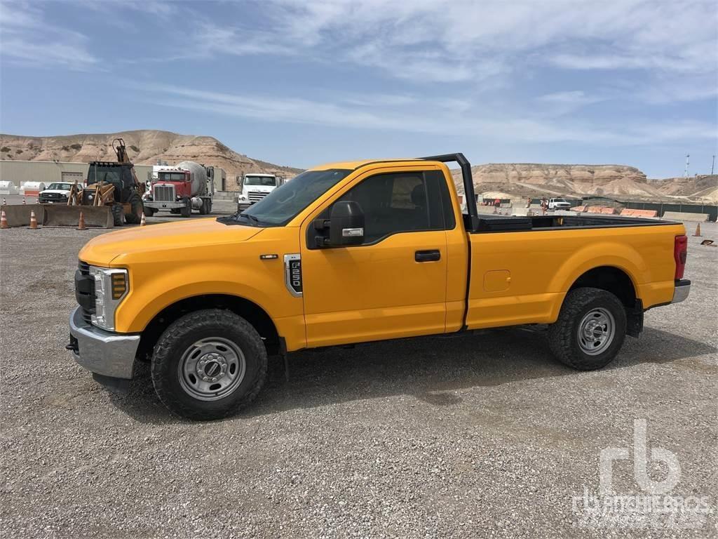 Ford F-250 Kis teherszállító/Platós kocsi