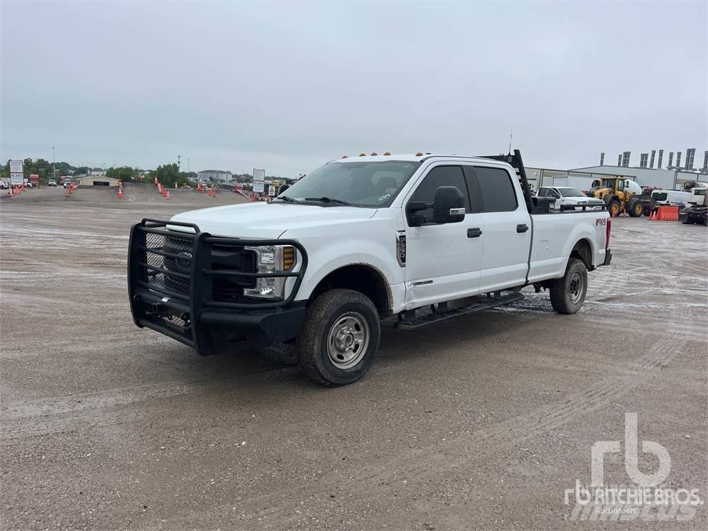 Ford F-350 Kis teherszállító/Platós kocsi