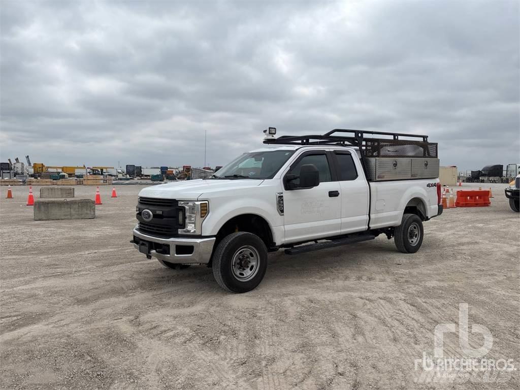 Ford F-350 Kis teherszállító/Platós kocsi