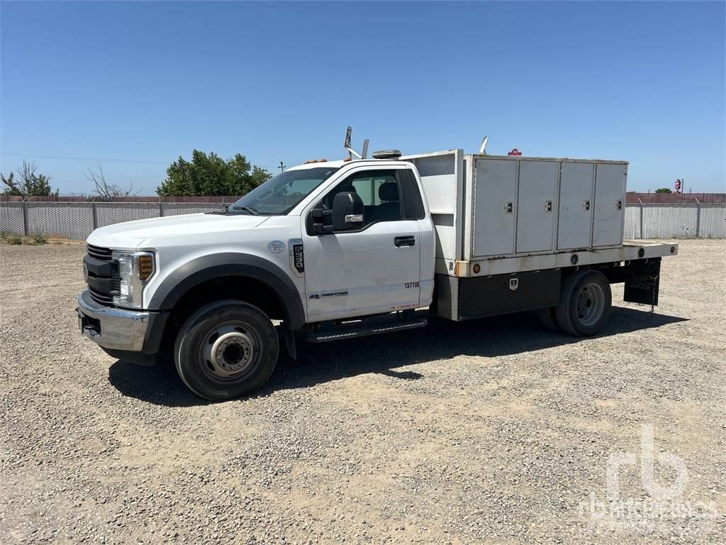 Ford F-550 Platós / Ponyvás teherautók
