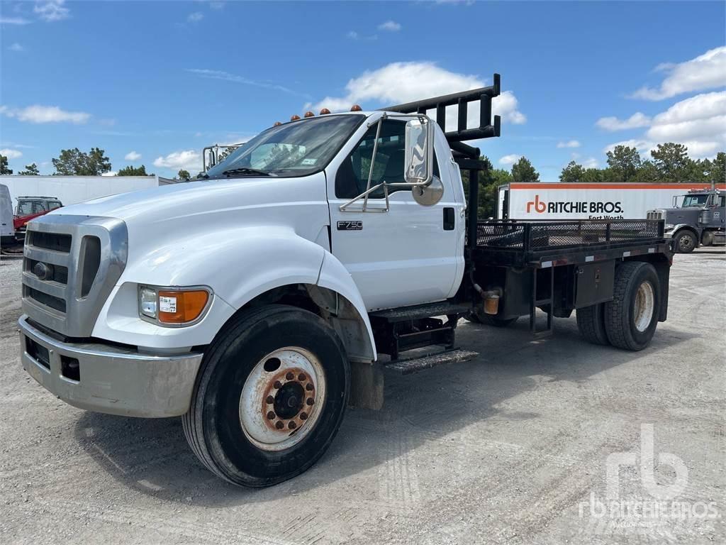 Ford F-750 Platós / Ponyvás teherautók