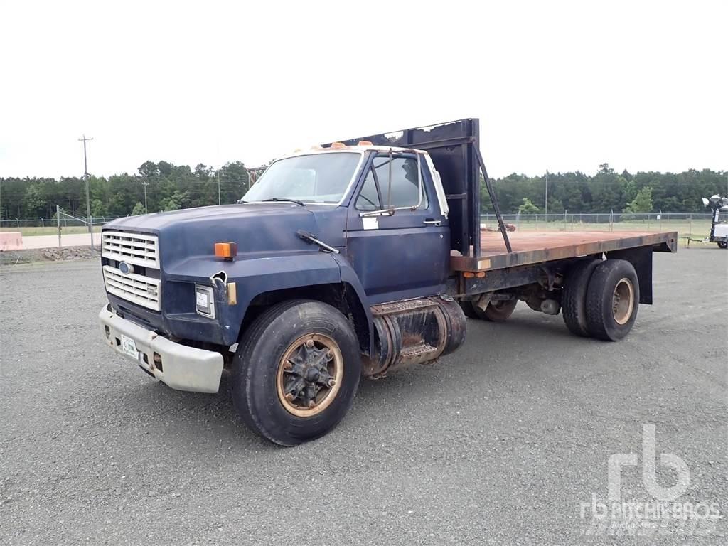 Ford F-800 Platós / Ponyvás teherautók