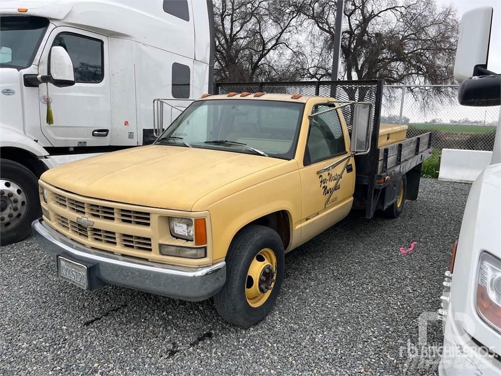 Ford F700 Platós / Ponyvás teherautók