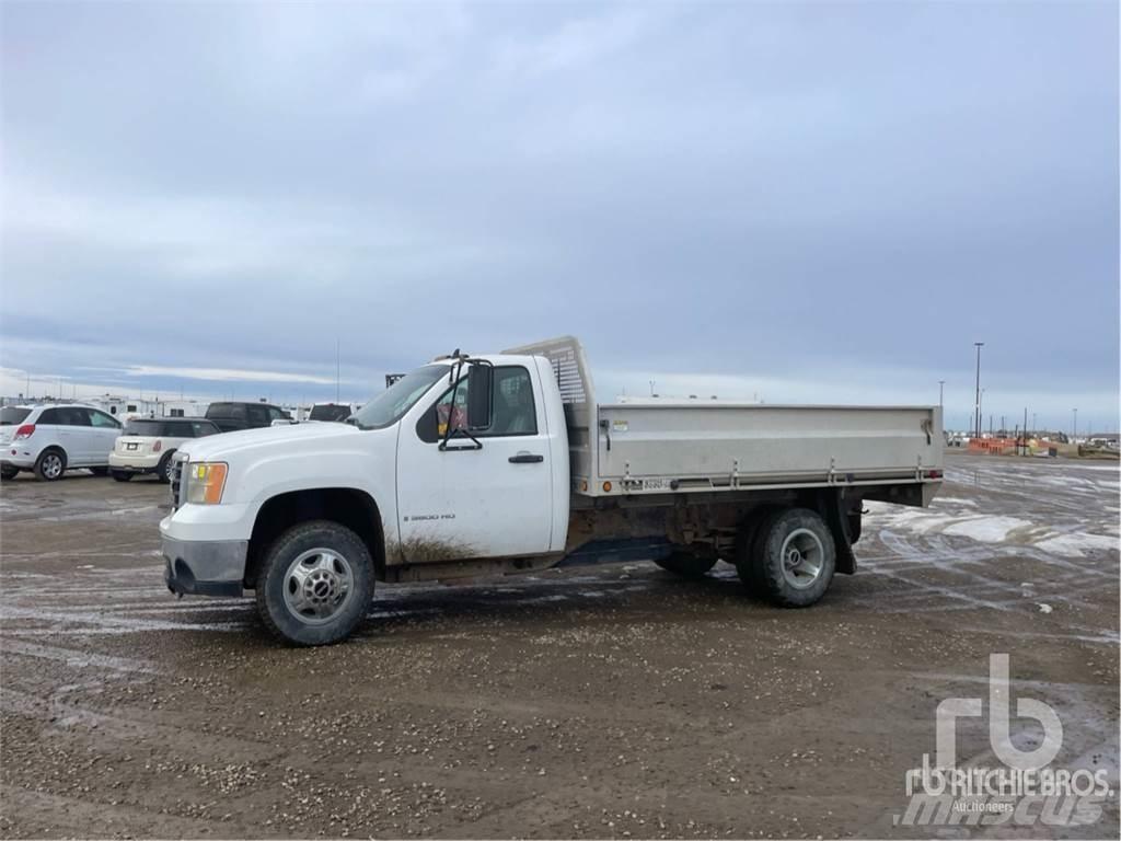 GMC 3500HD Platós / Ponyvás teherautók