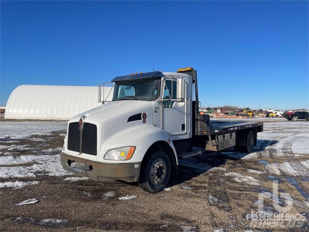 Kenworth T300 Platós / Ponyvás teherautók