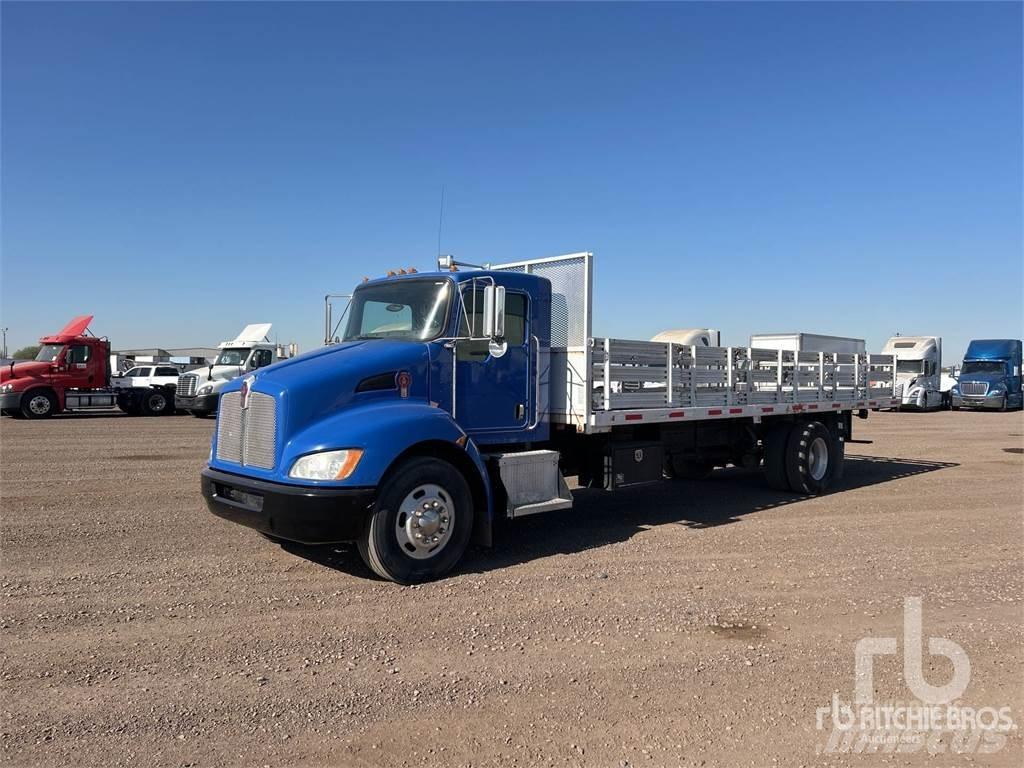 Kenworth T300 Platós / Ponyvás teherautók