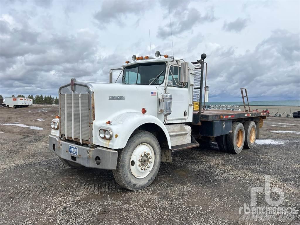 Kenworth W900 Platós / Ponyvás teherautók