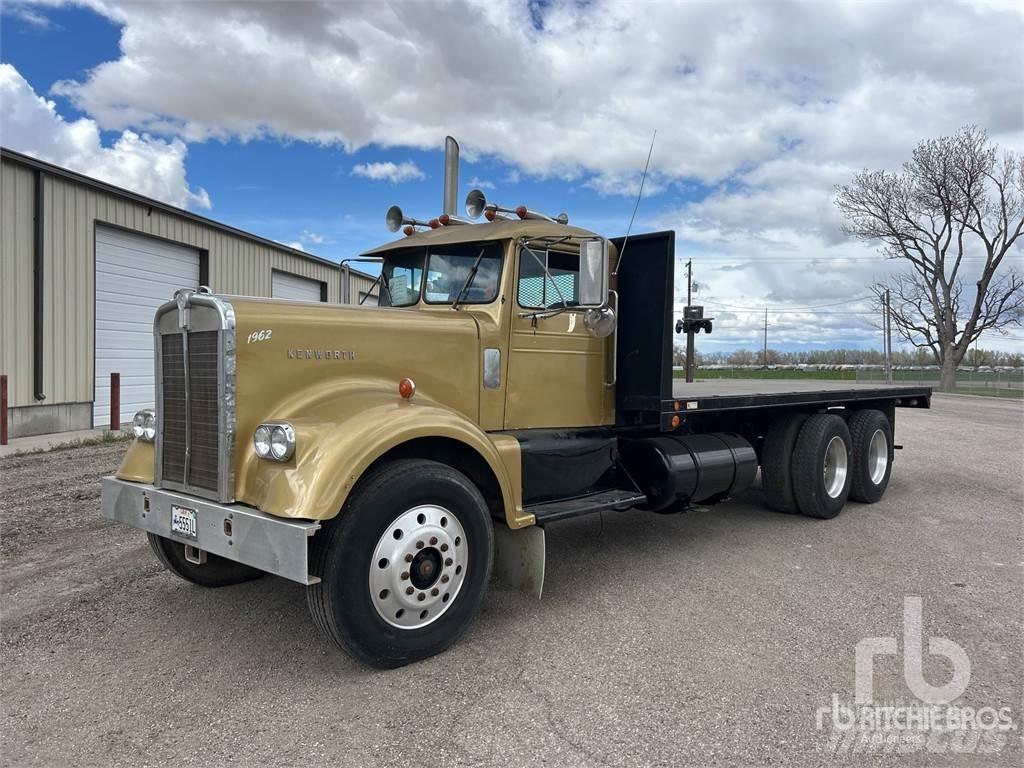 Kenworth W900 Platós / Ponyvás teherautók