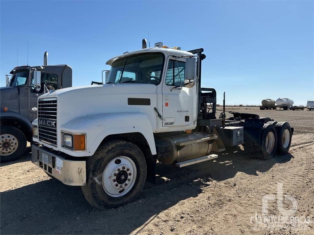 Mack CH613 Platós/Csörlős teherautók
