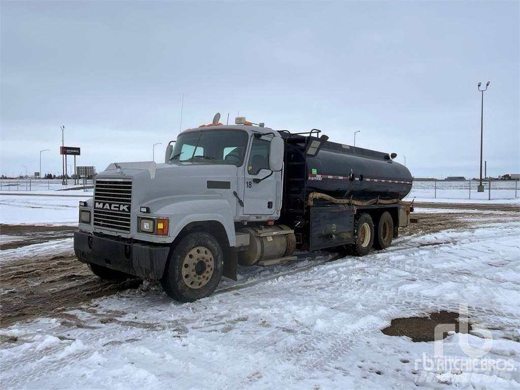 Mack CHN613 Vízszállító teherautók