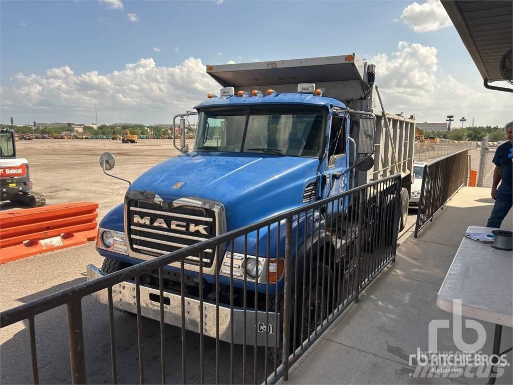 Mack CV713 Billenő teherautók