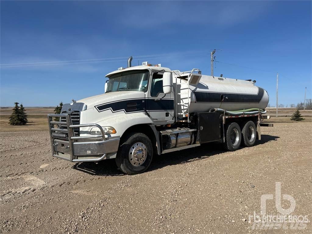 Mack CX613 Vízszállító teherautók