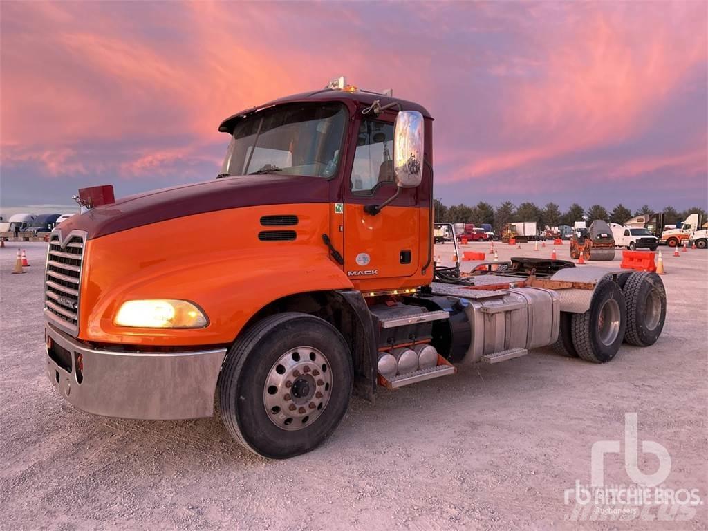 Mack CXU613 Nyergesvontatók