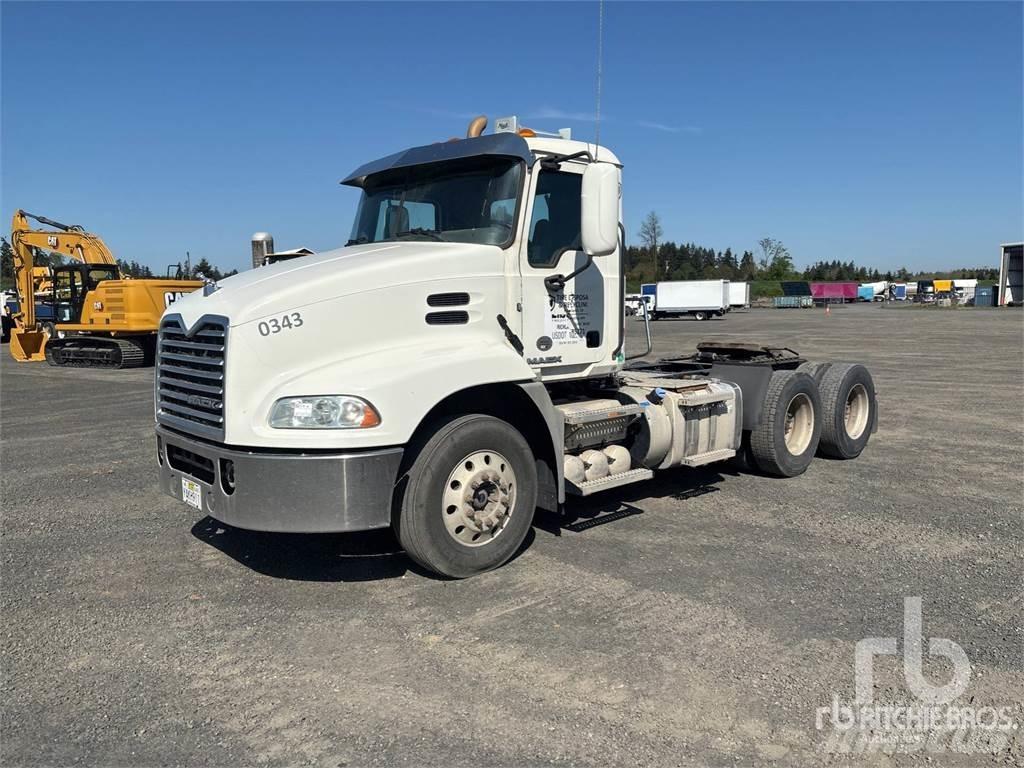 Mack CXU613 Nyergesvontatók