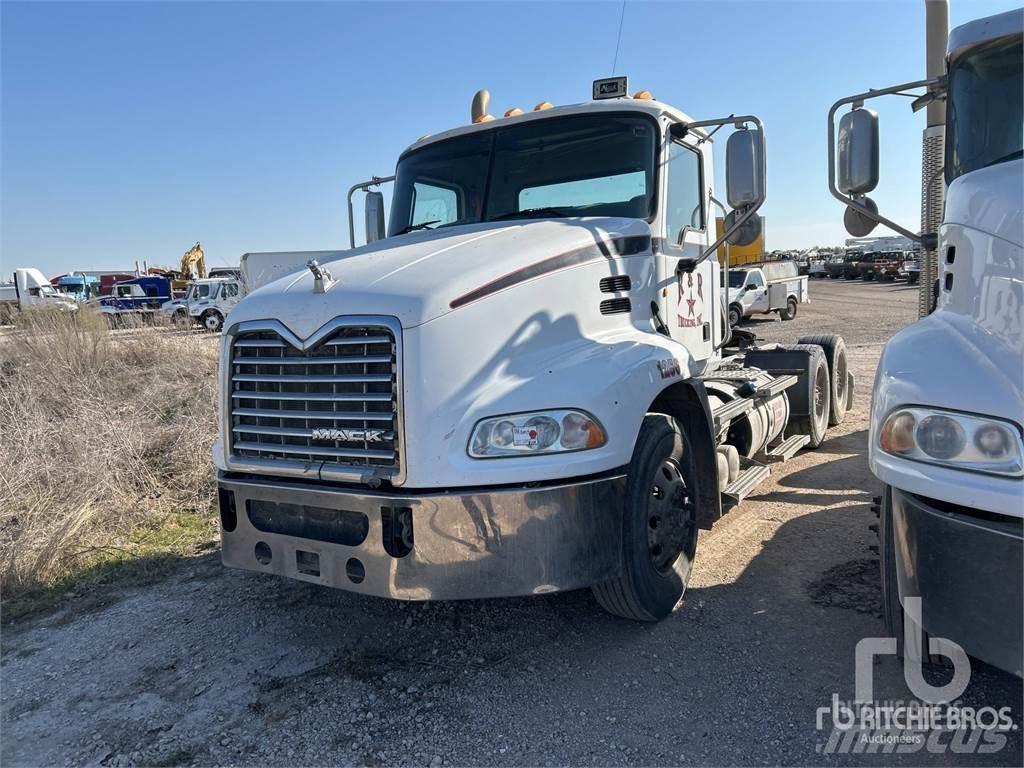 Mack CXU613 Nyergesvontatók