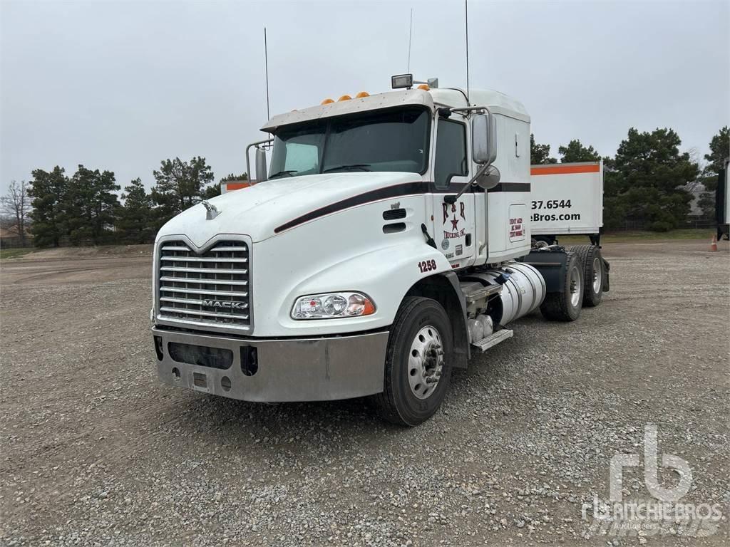 Mack CXU613 Nyergesvontatók