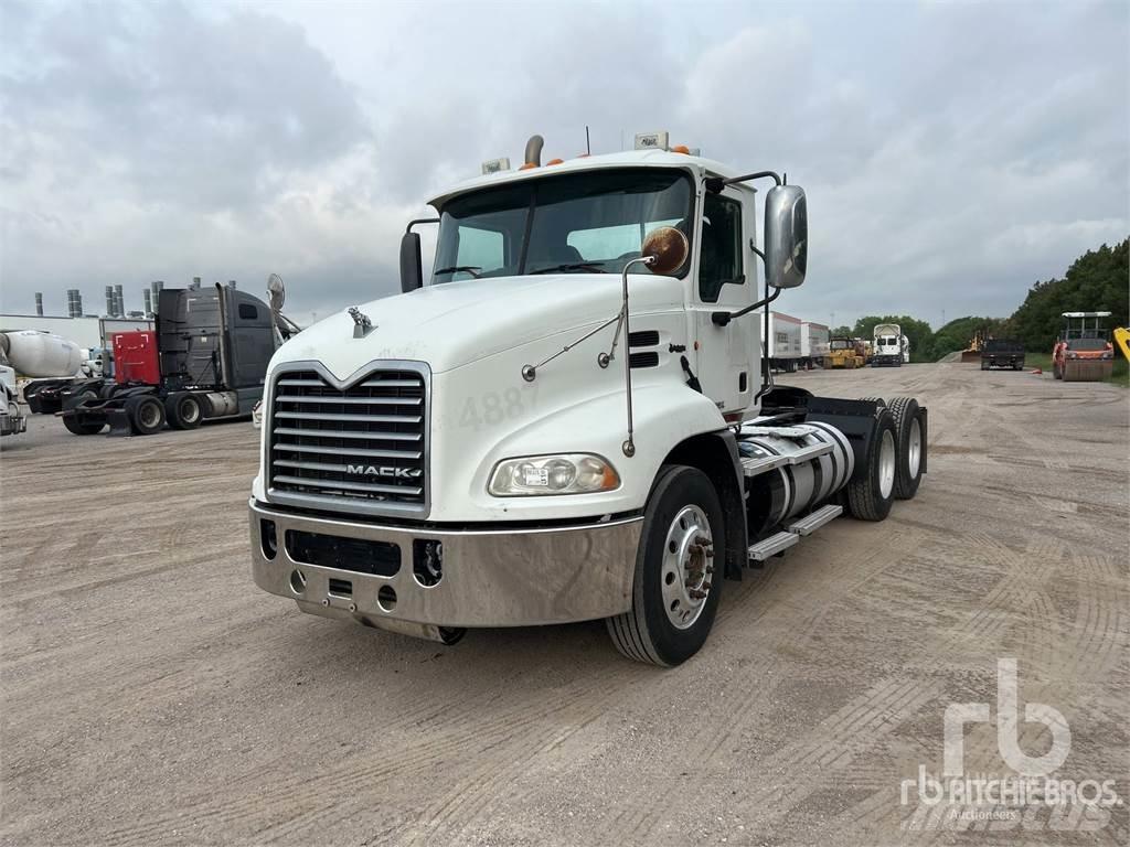 Mack CXU613 Nyergesvontatók