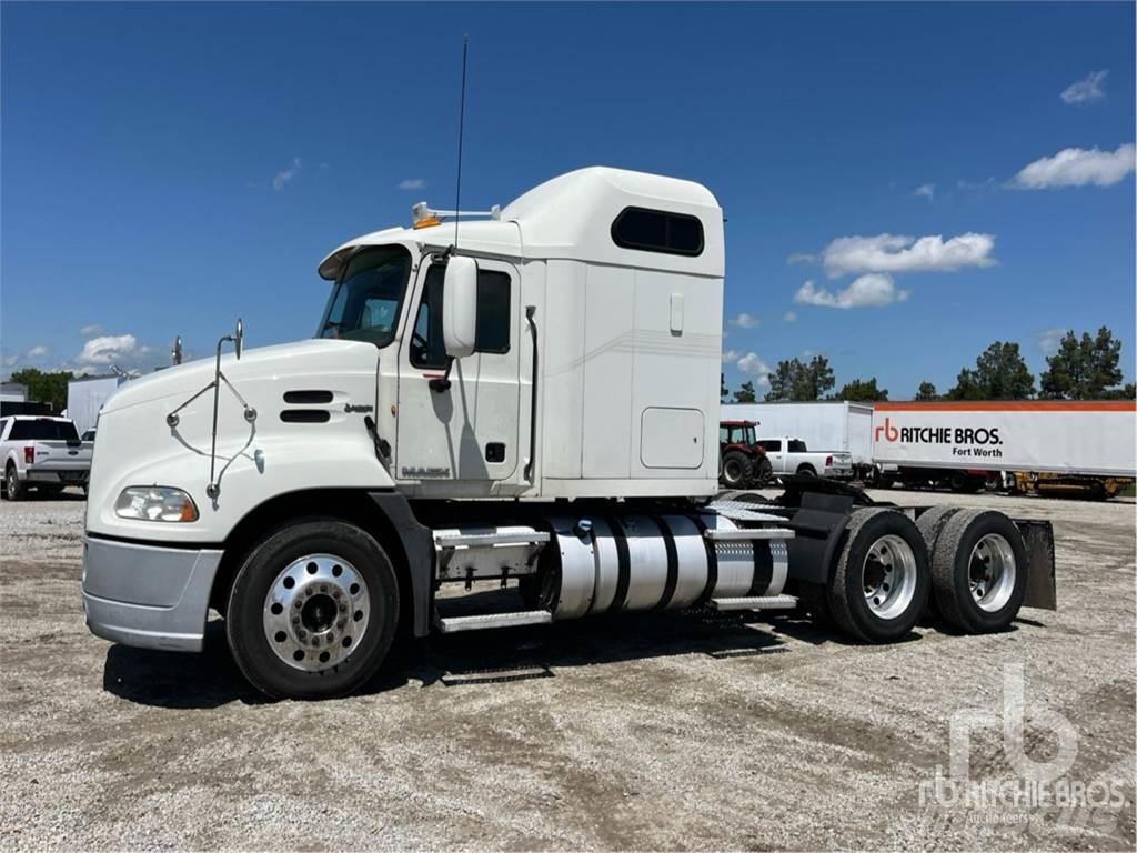 Mack CXU613 Nyergesvontatók