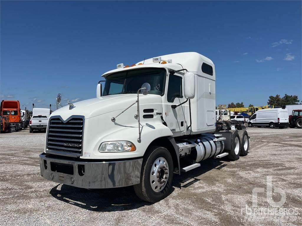 Mack CXU613 Nyergesvontatók