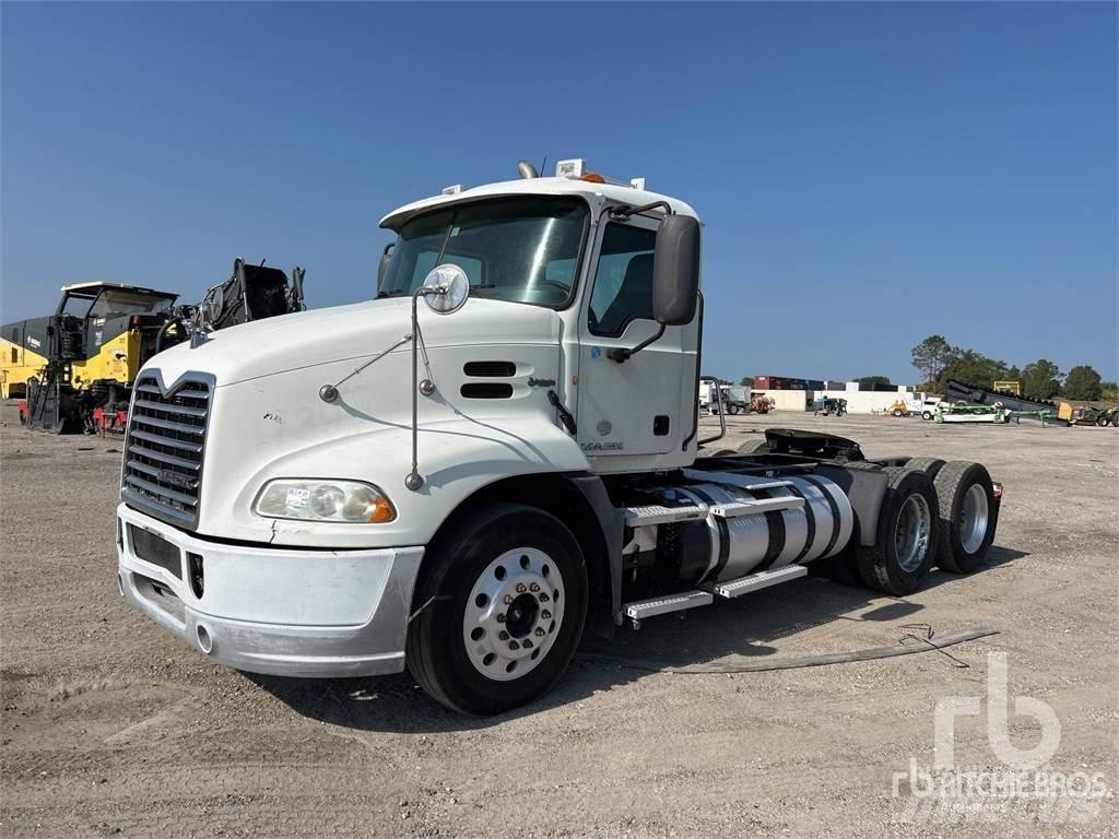 Mack CXU613 Nyergesvontatók