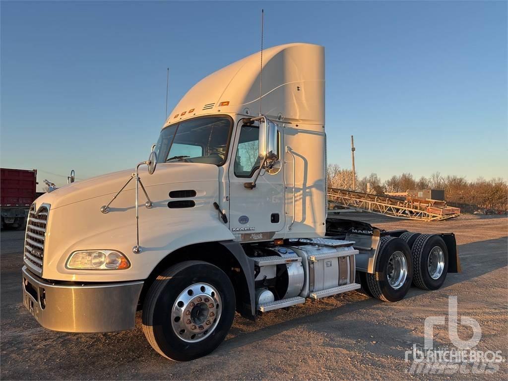 Mack CXU613 Nyergesvontatók
