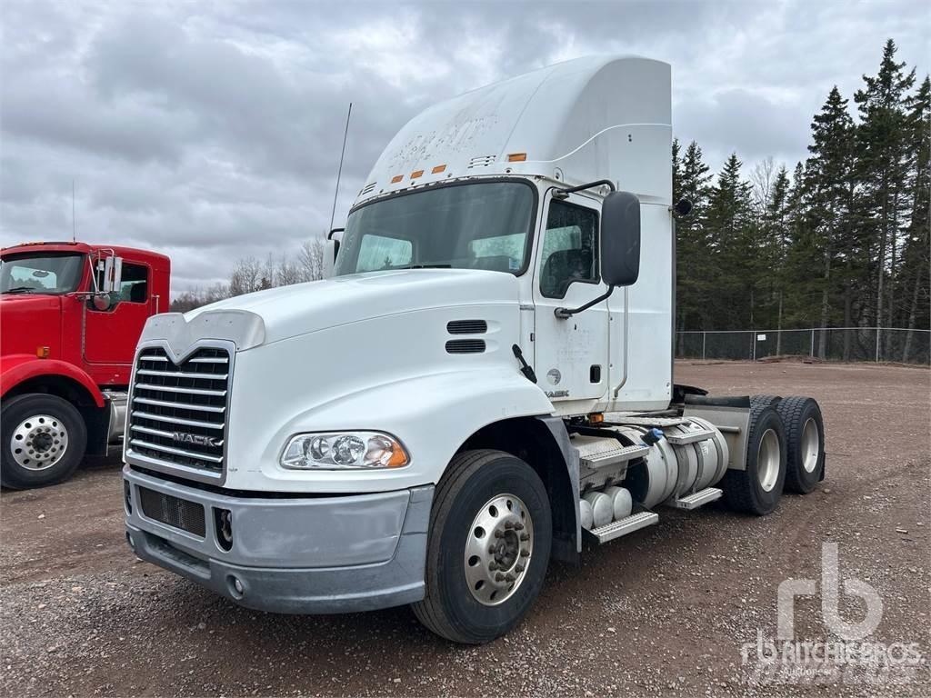 Mack CXU613 Nyergesvontatók