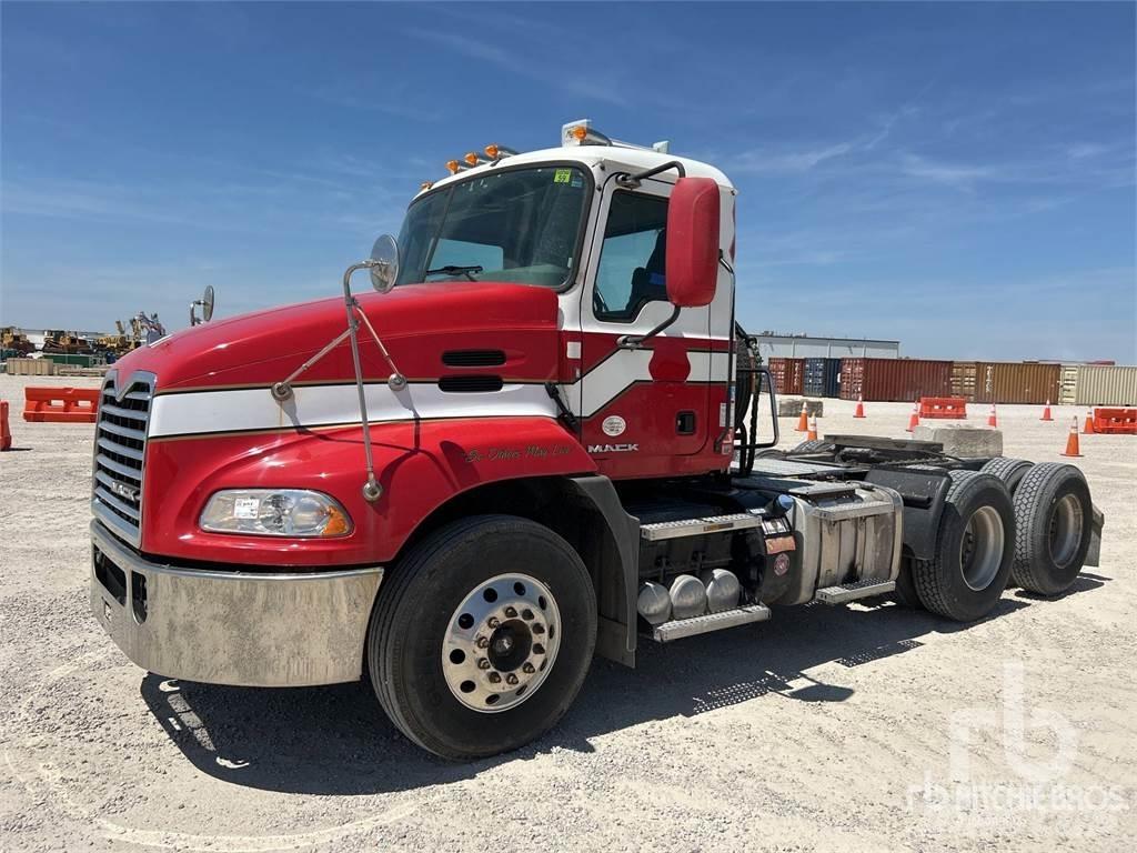Mack CXU613 Nyergesvontatók
