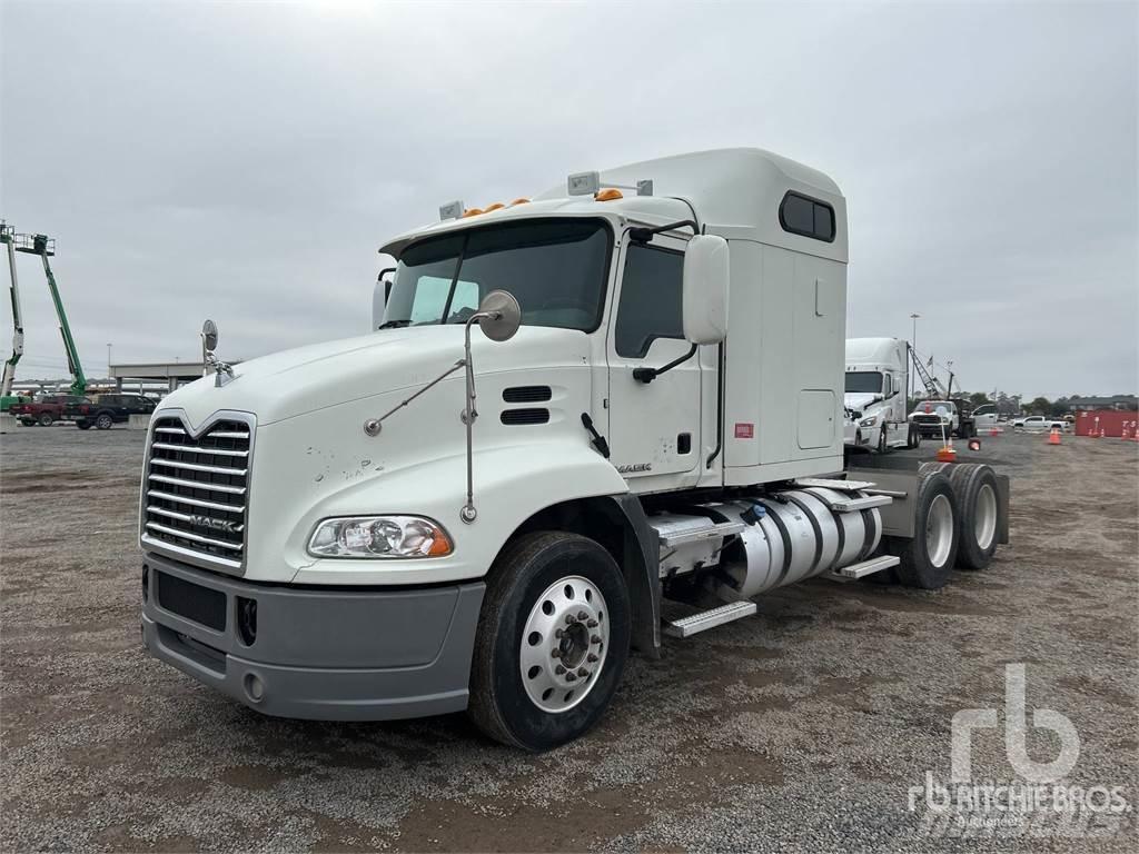 Mack CXU613 Nyergesvontatók